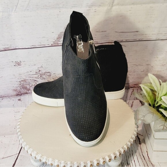 NWT Brash Black Faux Suede Perforated Wedge Ankle Heeled Bootie Sneaker Size 10 - Picture 1 of 13